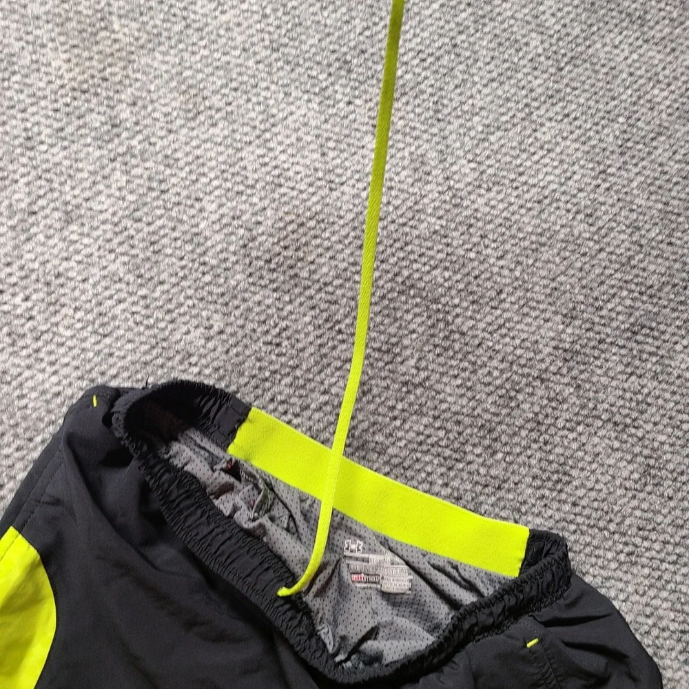 Under Armour HeatGear Mens Medium Black Neon Green Running Training Shorts